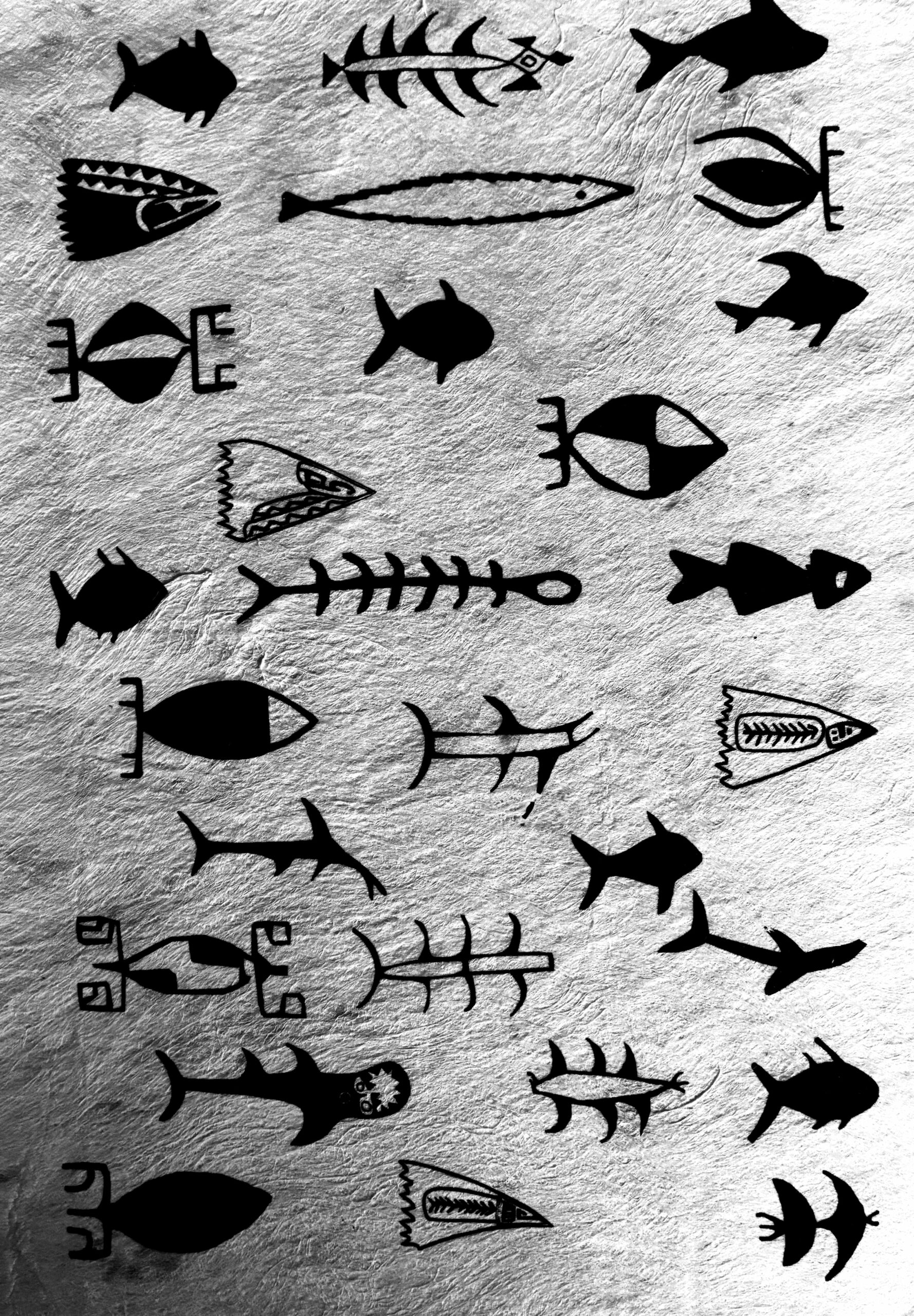 Multitude de poissons sous forme de motifs tribaux polynésiens en  noir et blanc comme des tatouages