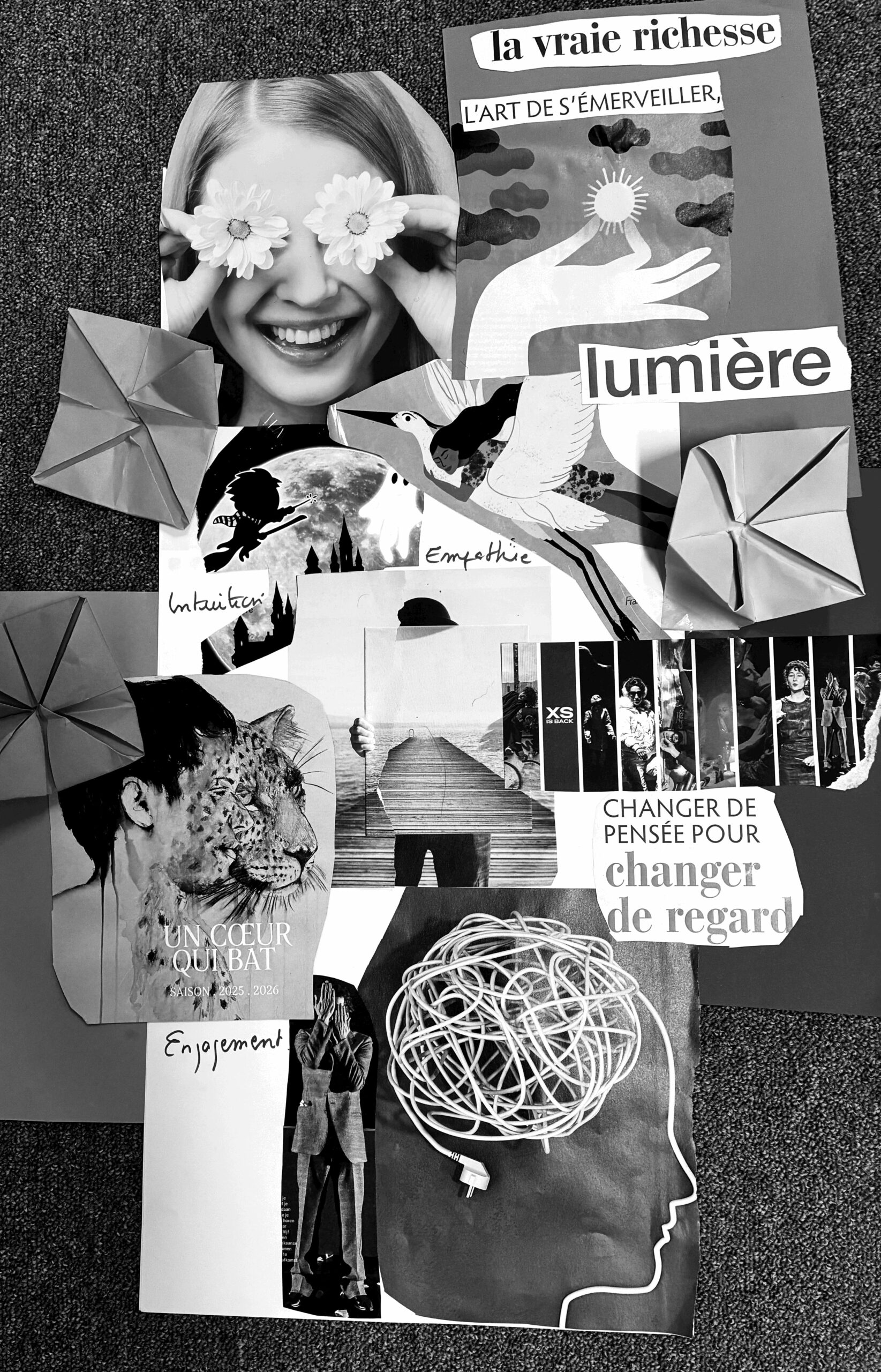 Collage de plusieurs magazines en noir et blanc : un dessin de méninges de cerveau avec un fil prise, une tête d'homme aux cheveux courts et une tête de léopard, une photo d'un chemin en bois sur la mer tenu par un monsieur sur le même chemin en bois, des personnes qui chantent, s'amusent , un enfant sorcier sur son balai qui parcoure la planète, un grand oiseau blanc chevauché par une femme qui s'agrippe, une jeune femme avec des marguerites à la place de ses yeux et un grand sourire, une main qui tient un soleil avec ses doigts : textes écrits la vrai richesse, l'art de s'émerveiller, lumière, changer de pensée pour changer de regard, un coeur qui bat, intuition, empathie, engagement.. et 3 cocottes en papier autours de ces découpages.